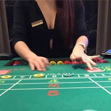 mmkjli iOS iPhone APP ဒေါင်းလုဒ်ဆွဲပြီး Live Casino ကစားနေသောမြင်ကွင်း